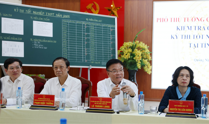 Phó Thủ tướng trao đổi với các cán bộ làm công tác tổ chức kỳ thi. Ảnh: VGP/Đức Tuân Phó Thủ tướng trao đổi với các cán bộ làm công tác tổ chức kỳ thi. Ảnh: VGP/Đức Tuân
