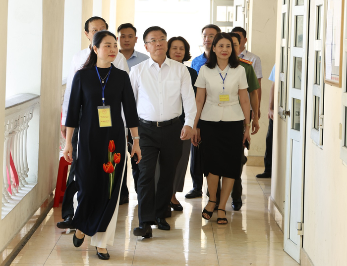 Phó Thủ tướng Lê Thành Long kiểm tra công tác chuẩn bị tổ chức Kỳ thi tốt nghiệp trung học phổ thông năm 2025 tại điểm thi Trường Trung học phổ thông Hòn Gai, tỉnh Quảng Ninh. Ảnh VGP/Đức Tuân Phó Thủ tướng Lê Thành Long kiểm tra công tác chuẩn bị tổ chức Kỳ thi tốt nghiệp trung học phổ thông năm 2025 tại điểm thi Trường Trung học phổ thông Hòn Gai, tỉnh Quảng Ninh. Ảnh VGP/Đức Tuân