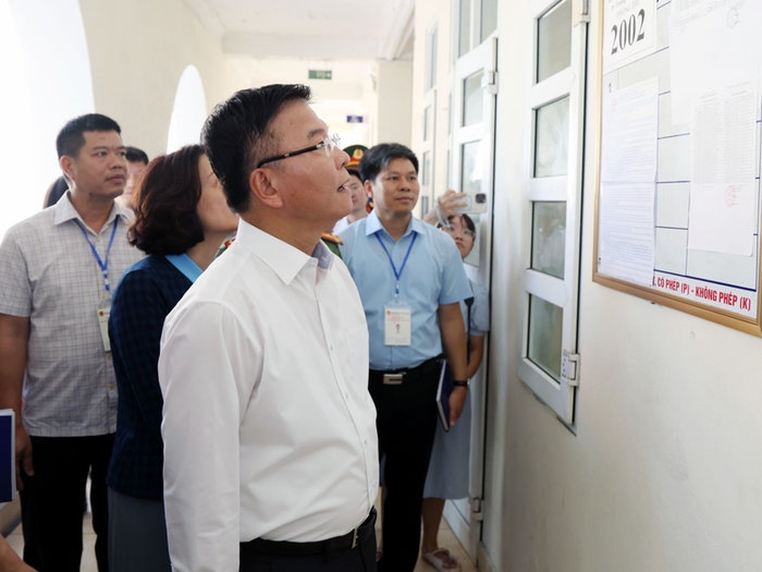 Phó Thủ tướng xem danh sách thí sinh, quy chế thi được niêm yết bên ngoài phòng thi. Ảnh: VGP/Đức Tuân Phó Thủ tướng xem danh sách thí sinh, quy chế thi được niêm yết bên ngoài phòng thi. Ảnh: VGP/Đức Tuân