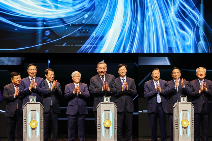 Tổng Bí thư Tô Lâm, Thủ tướng Phạm Minh Chính, Chủ tịch Hội đồng thành viên Petrovietnam Lê Mạnh Hùng thực hiện nghi thức khởi động chương trình STEM Innovation Petrovietnam.