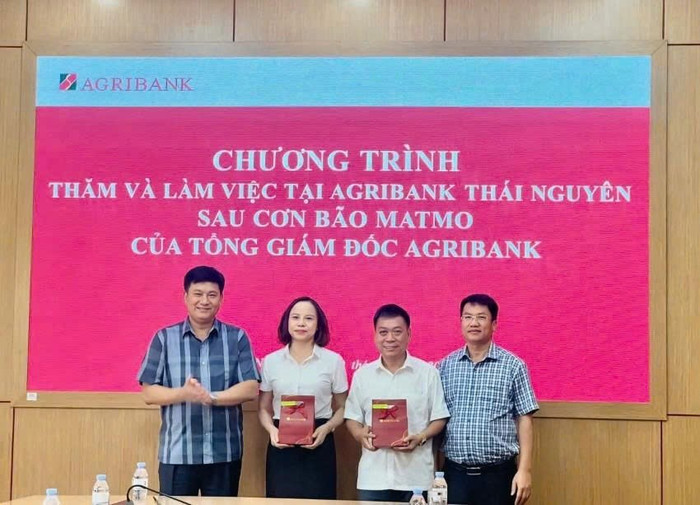 Đồng chí Phạm Toàn Vượng - Tổng Giám đốc Agribank đã làm việc với các chi nhánh trên địa bàn tỉnh Thái Nguyên để kiểm tra, chỉ đạo công tác khắc phục hậu quả bão số 11, thăm hỏi người lao động và khách hàng bị thiệt hại. anh5.jpg