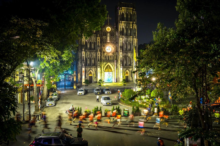 Cung đường chạy đi qua nhiều địa danh mang đậm dấu ấn lịch sử, văn hóa như Lăng Chủ tịch Hồ Chí Minh, Cầu Long Biên, Nhà Thờ Lớn. cung-duong-chay-di-qua-nhieu-dia-danh-mang-dam-dau-an-lich-su-van-hoa-nhu-lang-chu-tich-ho-chi-minh-cau-long-bien-nha-tho-lon.jpg