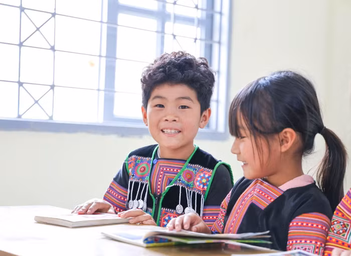 Tánh Minh Tương cùng bạn rạng rỡ trong điểm trường mới.