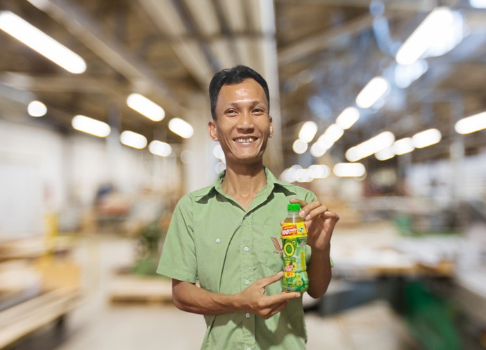 Trước đó, anh Nguyễn Xuân Trung (xã Xuân Lộc, Đồng Nai) cũng may mắn trúng 100 triệu đồng nhờ uống Trà Xanh Không Độ. 2-64.jpg