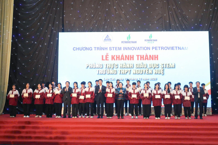 Phó Thủ tướng Phạm Thị Thanh Trà cùng lãnh đạo Ủy ban nhân dân tỉnh Lào Cai, Petrovietnam đã trao tặng học bổng cho 30 em học sinh có thành tích học tập xuất sắc năm học vừa qua.