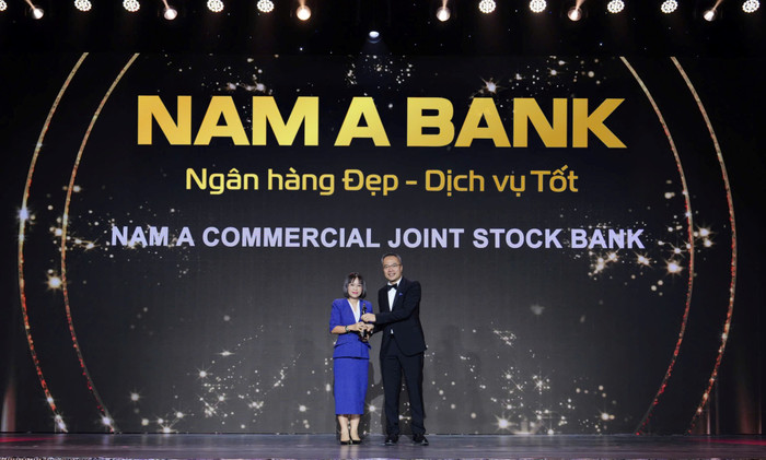 Bà Nguyễn Thị Tố Uyên - Giám đốc Khối Nguồn nhân lực Nam A Bank nhận giải thưởng từ Ban Tổ chức. giai-thuong-hr-asia-1.jpg