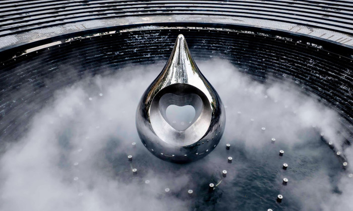 Tượng đài Giọt nước khoét hình trái tim mang nhiều ý nghĩa biểu tượng.