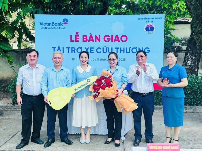 Đại diện VietinBank trao tặng xe cứu thương cho đại diện Sở Y tế tỉnh Bình Phước cũ, nay là tỉnh Đồng Nai.