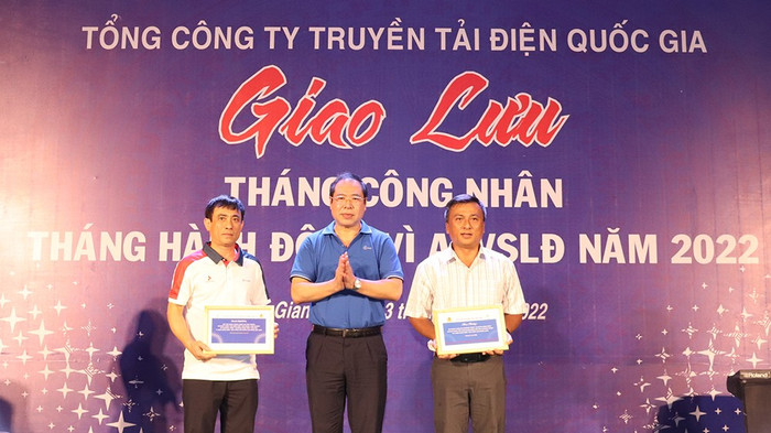 Chủ tịch Công đoàn Điện lực Việt Nam Đỗ Đức Hùng trao thưởng cho tập thể, cá nhân thuộc EVNNPT đạt thành tích xuất sắc giai đoạn 1 kế hoạch "10.000 sáng kiến" năm 2022. Chủ tịch Công đoàn Điện lực Việt Nam Đỗ Đức Hùng trao thưởng cho tập thể, cá nhân thuộc EVNNPT đạt thành tích xuất sắc giai đoạn 1 kế hoạch "10.000 sáng kiến" năm 2022.
