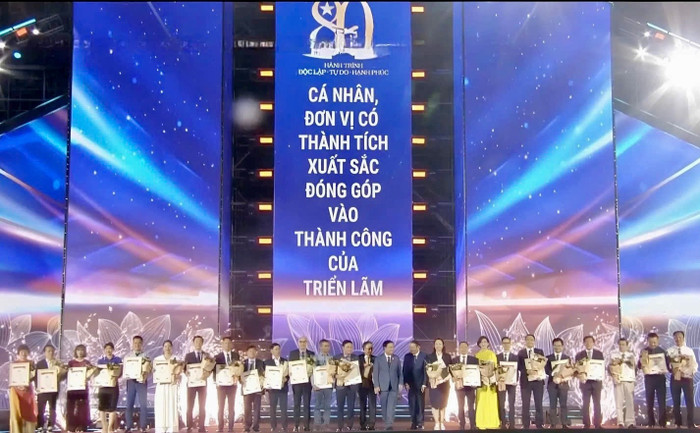 Vietnam Airlines được vinh danh “Không gian trưng bày tiêu biểu” tại Triển lãm Thành tựu đất nước “80 năm hành trình Độc lập - Tự do - Hạnh phúc”, khi mang đến hành trình khám phá giàu trải nghiệm và cảm xúc cho công chúng. 1-vietnam-airlines-duoc-vinh-danh-khong-gian-trung-bay-tieu-bieu-tai-trien-lam-thanh-tuu-dat-nuoc-80-nam-hanh-trinh-doc-lap-tu-do-hanh-phuc-khi-mang-den-hanh-trinh-kham-pha-giau-trai-nghiem-va-cam-xuc-cho.jpg
