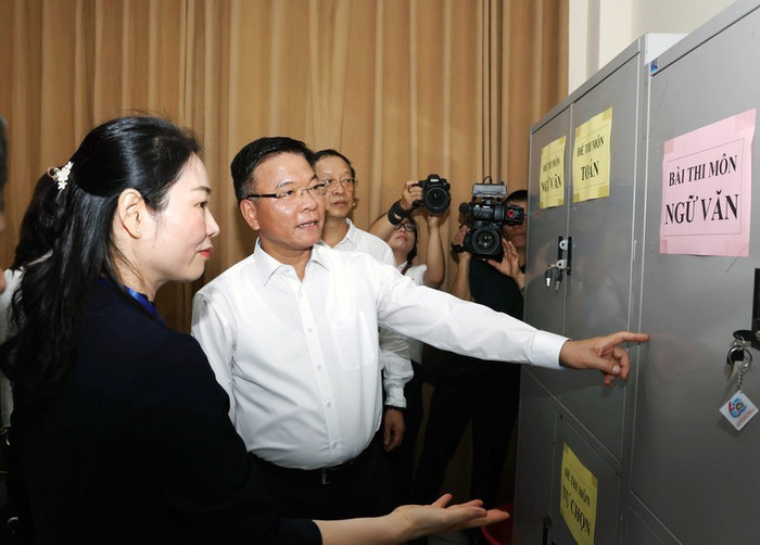 Phó Thủ tướng kiểm tra tủ cất trữ đề thi. Ảnh: VGP/Đức Tuân Phó Thủ tướng kiểm tra tủ cất trữ đề thi. Ảnh: VGP/Đức Tuân
