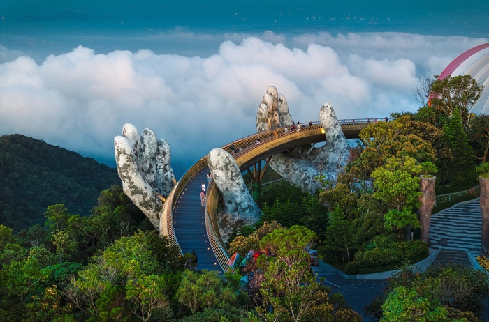 Công trình du lịch biểu tượng Cầu Vàng trên đỉnh Bà Nà của Sun Group.