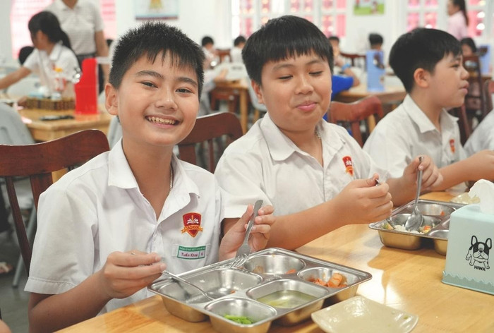 Học sinh thưởng thức bữa trưa từ Thực đơn do Dự án Bữa ăn học đường phát triển.