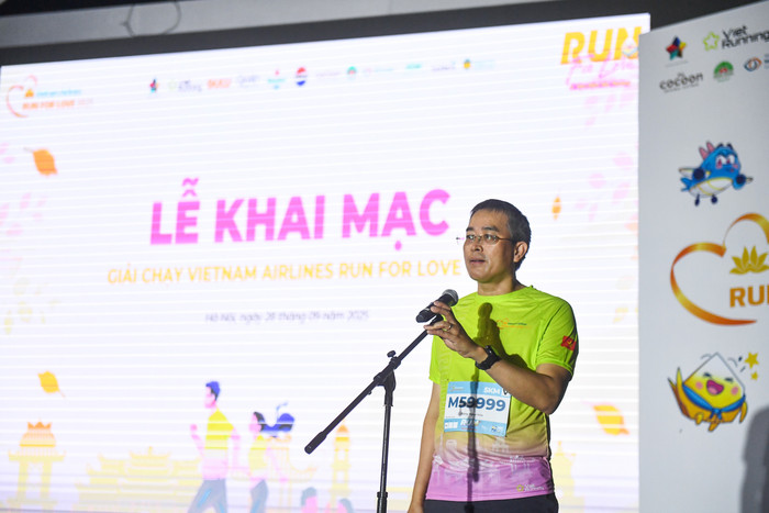 Ông Đặng Ngọc Hoà - Chủ tịch Hội đồng quản trị Vietnam Airlines phát biểu tại lễ Khai mạc giải chạy Run For Love .2025 anh-2-ong-dang-ngoc-hoa-ct-hdqt-vna-phat-bieu-tai-le-khai-mac-giai-chay-run-for-love-2025.jpg