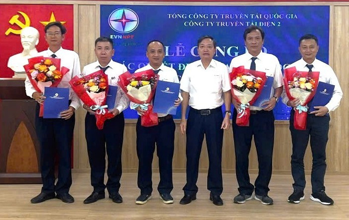 Lãnh đạo PTC2 trao quyết định và tặng hoa chúc mừng cán bộ Đội Truyền tải điện Quảng Ngãi được bổ nhiệm. Lãnh đạo PTC2 trao quyết định và tặng hoa chúc mừng cán bộ Đội Truyền tải điện Quảng Ngãi được bổ nhiệm.