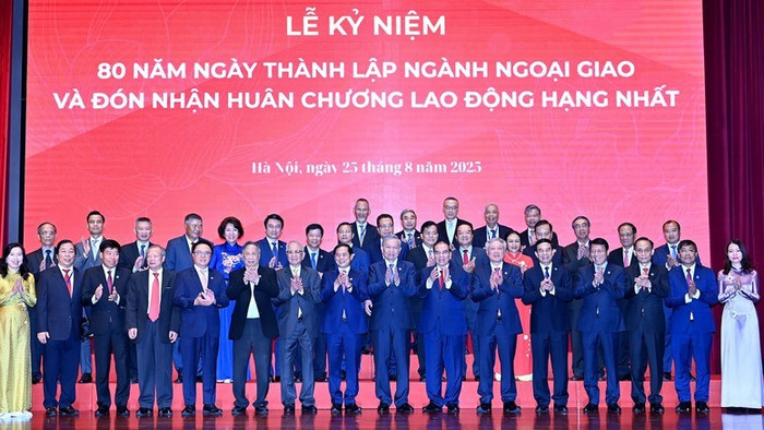 Tổng Bí thư Tô Lâm và các đồng chí lãnh đạo, nguyên lãnh đạo Đảng, Nhà nước và các đại biểu dự lễ kỷ niệm 80 năm ngành Ngoại giao Việt Nam. Ảnh: Báo Nhân dân Tổng Bí thư Tô Lâm và các đồng chí lãnh đạo, nguyên lãnh đạo Đảng, Nhà nước và các đại biểu dự lễ kỷ niệm 80 năm ngành Ngoại giao Việt Nam. Ảnh: Báo Nhân dân