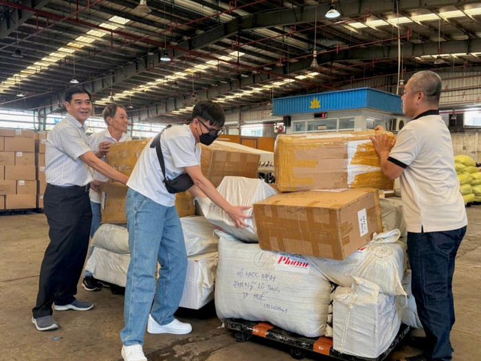 Lô hàng hỗ trợ đầu tiên được vận chuyển trên chuyến bay VN1376 trong ngày 31/10 và VN1366 ngày 1/11 từ Thành phố Hồ Chí Minh đến Huế để chuyển tiếp đến các vùng bị ảnh hưởng của mưa lũ. vna1.jpg