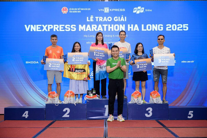 Ông Nguyễn Thành Đạt – Giám đốc Truyền thông cấp cao Herbalife Việt Nam, Campuchia & Thái Lan trao giải cho các vận động viên đạt giải. Ông Nguyễn Thành Đạt – Giám đốc Truyền thông cấp cao Herbalife Việt Nam, Campuchia & Thái Lan trao giải cho các vận động viên đạt giải.