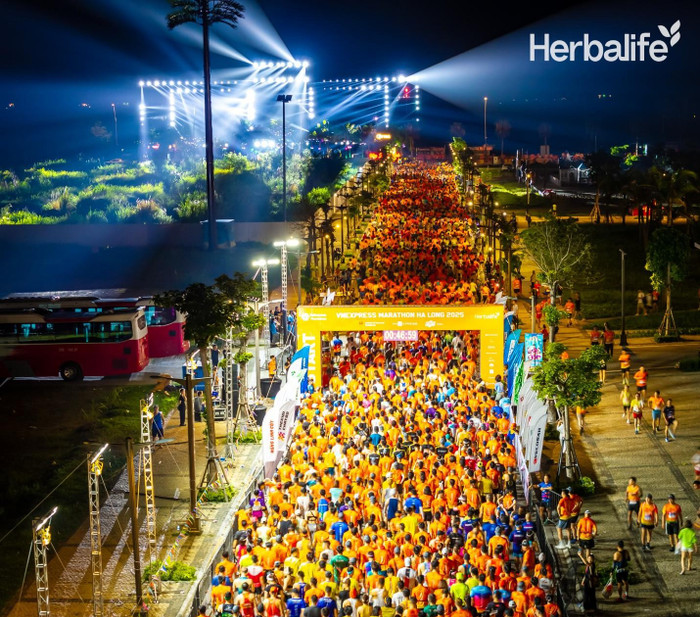 Các vận động viên xuất phát chạy trên đường đua tại Vnexpress Marathon Hạ Long 2025. Các vận động viên xuất phát chạy trên đường đua tại Vnexpress Marathon Hạ Long 2025.