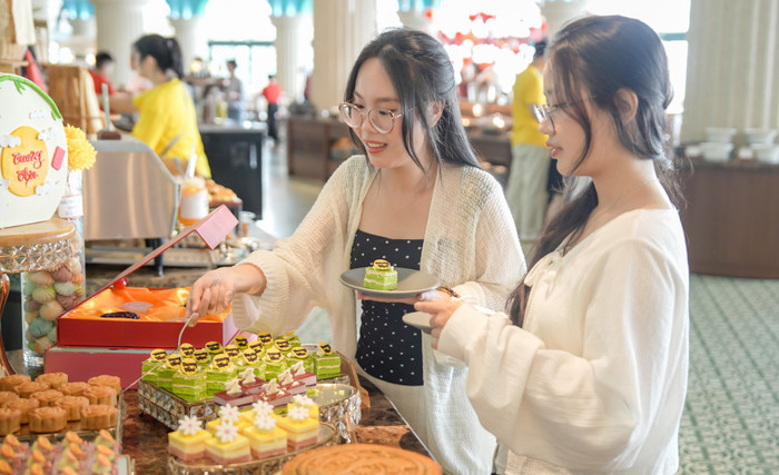 Mâm cỗ Trung thu được trang trí rực rỡ tại Nhà hàng Bốn Mùa. buffet-trung-thu-tai-nha-hang-bon-mua.jpg