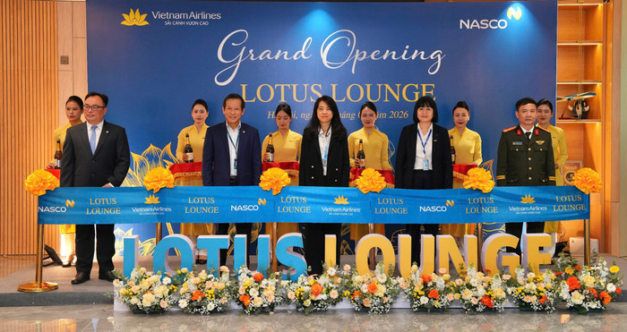5-cac-dai-bieu-thuc-hien-nghi-thuc-cat-bang-khanh-thanh-phong-khach-bong-sen-lotus-lounge-moi-cua-vietnam-airlines-tai-nha-ga-t2-noi-bai.jpg