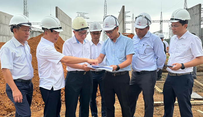 Tổng giám đốc EVNNPT nghe báo cáo tình hình triển khai các dự án tại địa bàn tỉnh Phú Thọ. Tổng giám đốc EVNNPT nghe báo cáo tình hình triển khai các dự án tại địa bàn tỉnh Phú Thọ.