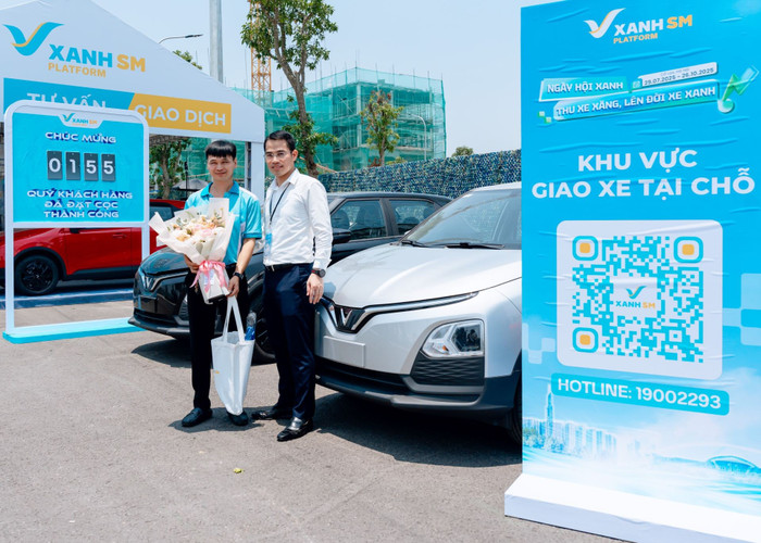Một tài xế nhận bàn giao xe tại sự kiện. 3.jpg