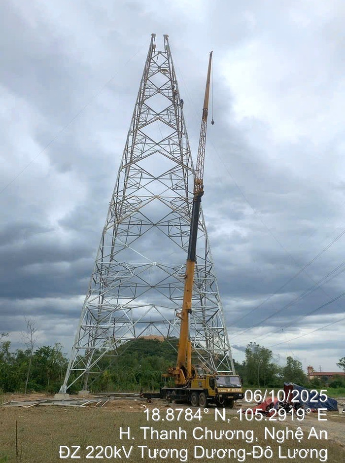 Thi công dựng cột Dự án đường dây 220kV Tương Dương – Đô Lương. Thi công dựng cột Dự án đường dây 220kV Tương Dương – Đô Lương.
