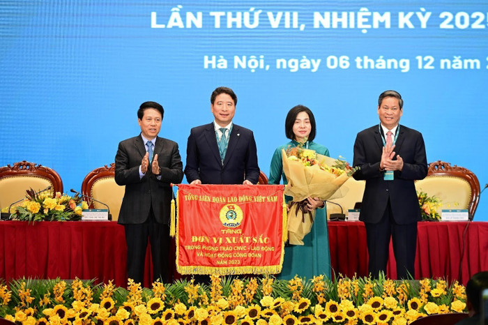 Công đoàn BIDV đón nhận Cờ thi đua của Tổng Liên đoàn Lao động Việt Nam.