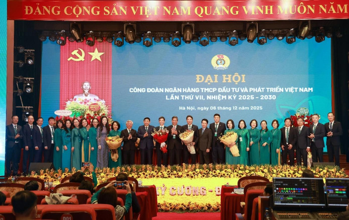 Đại diện Lãnh đạo Tổng Liên đoàn Lao động Việt Nam, Ngân hàng Nhà nước Việt Nam, Công đoàn Ngân hàng Việt Nam và BIDV chụp ảnh lưu niệm cùng Ban chấp hành Công đoàn BIDV nhiệm kỳ 2025 - 2030.