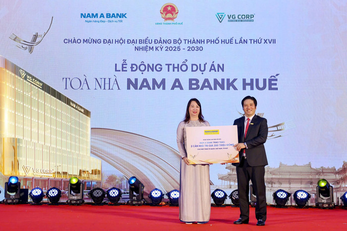 Ông Trần Khải Hoàn – Thành viên Hội đồng quản trị kiêm Quyền Tổng giám đốc Nam A Bank trao tặng 2 căn nhà an sinh xã hội cho địa phương. hinh-3.jpg