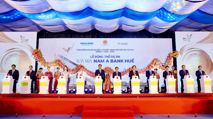 Đại biểu cùng thực hiện nghi thức Lễ động thổ Tòa nhà Nam A Bank Huế. hinh-1.jpg