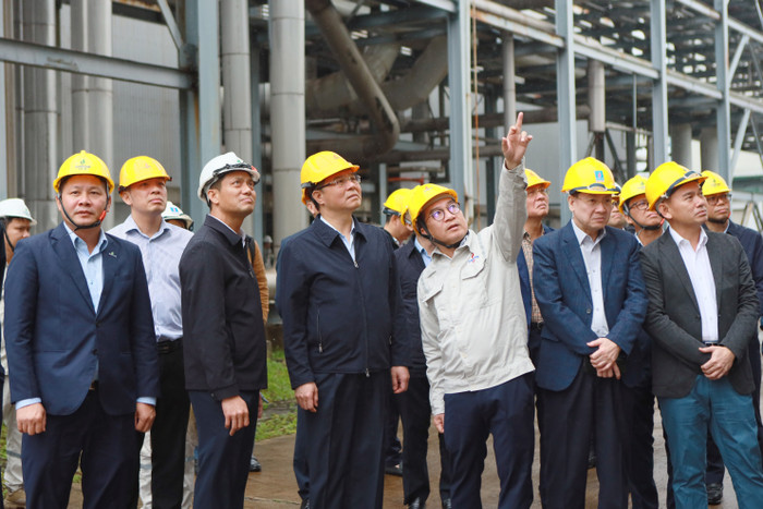 Chủ tịch Hội đồng thành viên Petrovietnam Lê Mạnh Hùng (hàng đầu, thứ ba từ trái qua) kiểm tra công tác bảo dưỡng Nhà máy Ethanol Dung Quất.