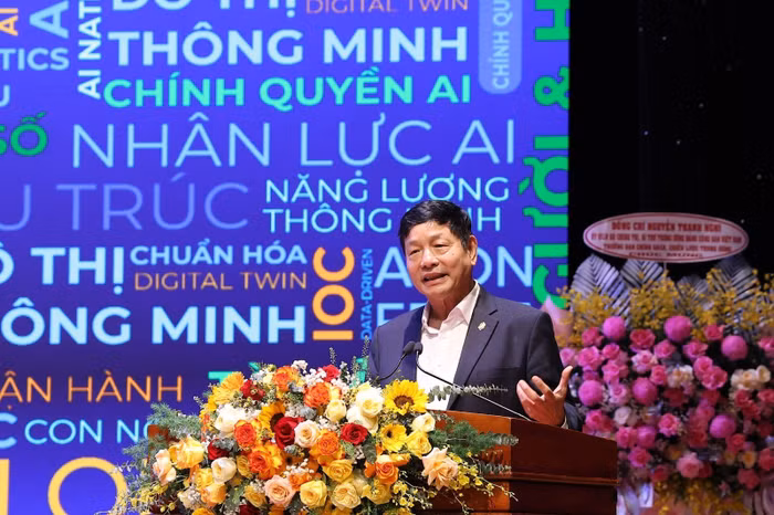 Ông Trương Gia Bình - Chủ tịch Hội đồng quản trị Tập đoàn FPT trình bày tham luận về định hướng xây dựng Gia Lai trở thành trung tâm công nghệ số, trí tuệ nhân tạo.