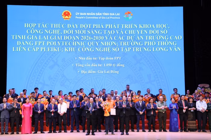 Đại diện FPT nhận hợp tác thúc đẩy đột phá phát triển khoa học, công nghệ, đổi mới sáng tạo và chuyển đổi số tỉnh Gia Lai giai đoạn 2026-2030.