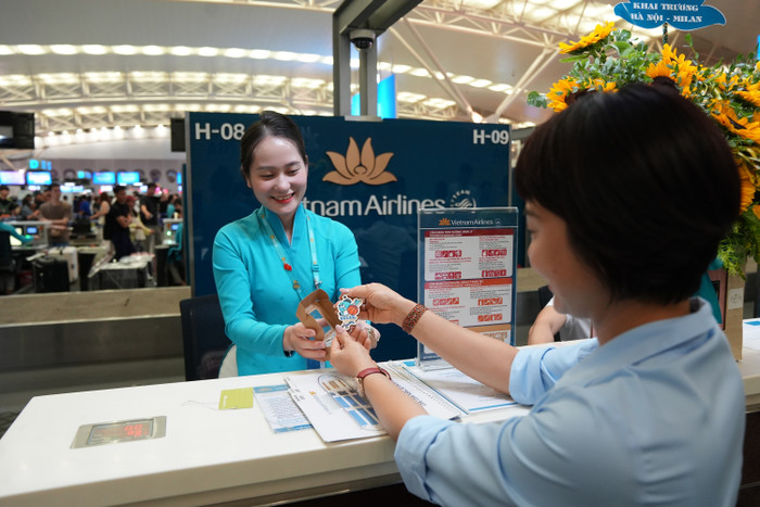 Hành khách chuyến bay khai trương Hà Nội - Milan làm thủ tục tại quầy checkin. anh3.jpg