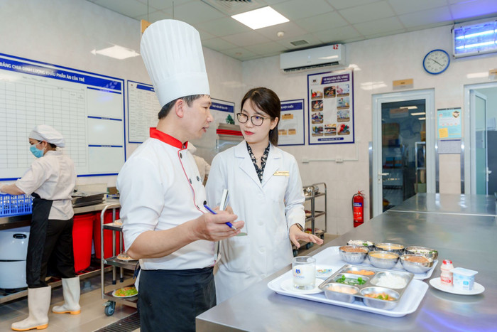 Chuyên gia Vinmec tư vấn thực đơn phù hợp theo mùa, độ tuổi và hồ sơ sức khỏe từng trẻ. anh-2.jpg