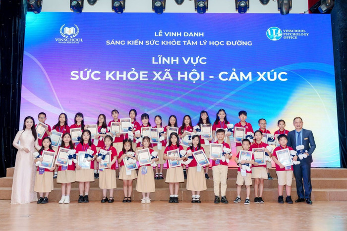 Vinschool vinh danh 100 sáng kiến xuất sắc trong lĩnh vực sức khỏe tâm lý học đường năm học 2024–2025 tại Lễ vinh danh toàn hệ thống. anh-1-78.jpg
