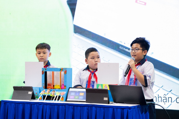 Học sinh thuyết trình về dự án với Ban giám khảo trong AI Hackathon 2024. Học sinh thuyết trình về dự án với Ban giám khảo trong AI Hackathon 2024.