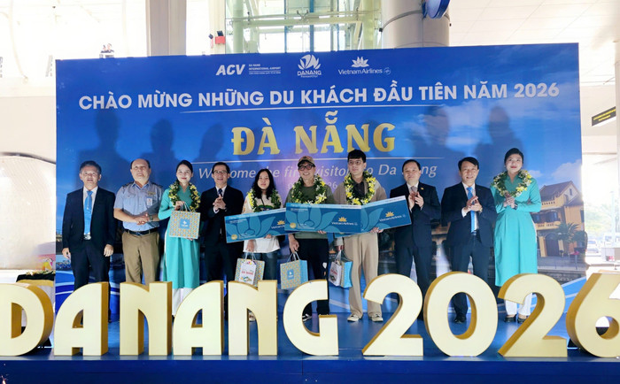 21-da-nang-chao-don-nhung-du-khach-dau-tien-cua-nam-2026-trong-niem-vui-han-hoan-rang-ro.jpg
