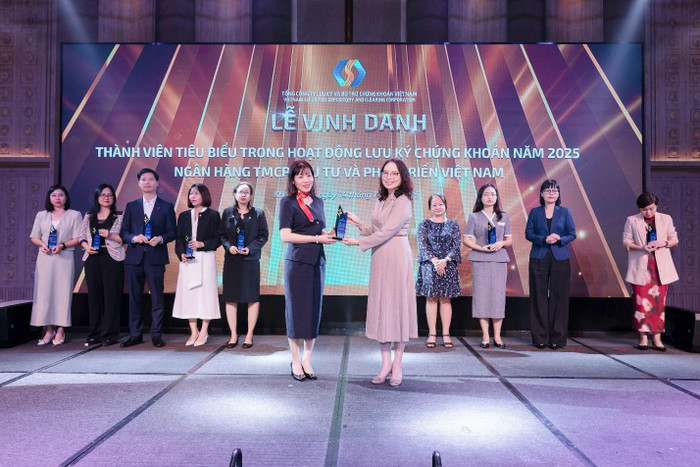 Bà Phạm Vũ Thiên Nga - Giám đốc Ban Định chế Tài chính BIDV - thay mặt ngân hàng nhận biểu trưng “Thành viên tiêu biểu trong hoạt động Lưu ký chứng khoán”.