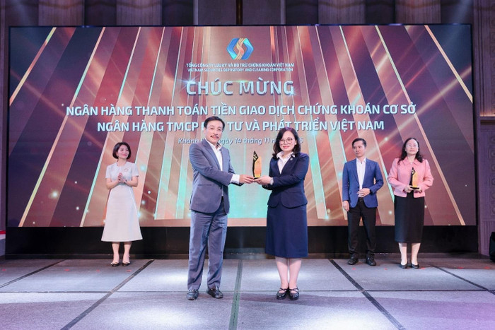 Ông Võ Hải Nam - Giám đốc BIDV chi nhánh Hà Thành - thay mặt ngân hàng nhận biểu trưng “Ngân hàng thanh toán tiền giao dịch chứng khoán cơ sở”.