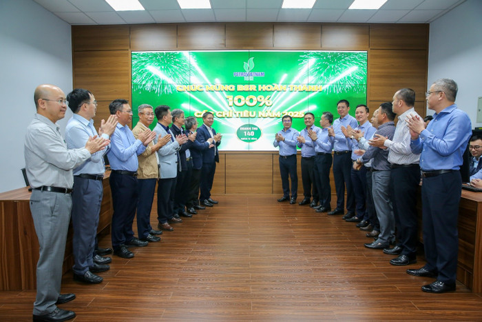 Tập thể Ban lãnh đạo BSR chúc mừng cột mốc hoàn thành 100% các chỉ tiêu kế hoạch năm 2025.