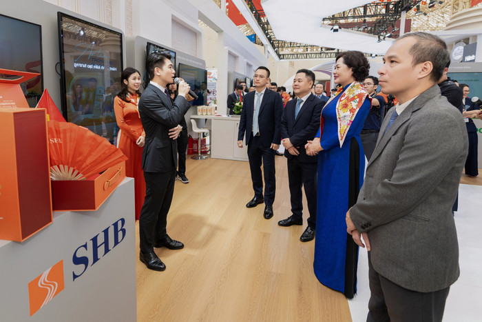 Phó Chủ tịch Hội đồng quản trị Đỗ Quang Vinh tự hào báo cáo các lãnh đạo Ngân hàng Nhà nước hành trình hơn 32 năm SHB kiên tâm đồng hành cùng sự nghiệp phát triển của Đất nước. anh-3.jpg