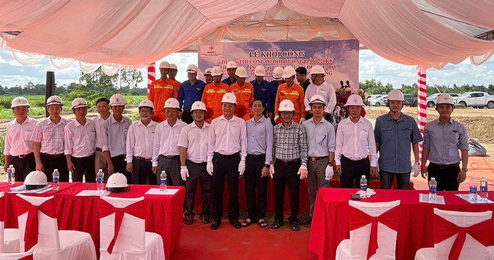 Các đại biểu chụp ảnh lưu niệm tại lễ khởi công. Các đại biểu chụp ảnh lưu niệm tại lễ khởi công.