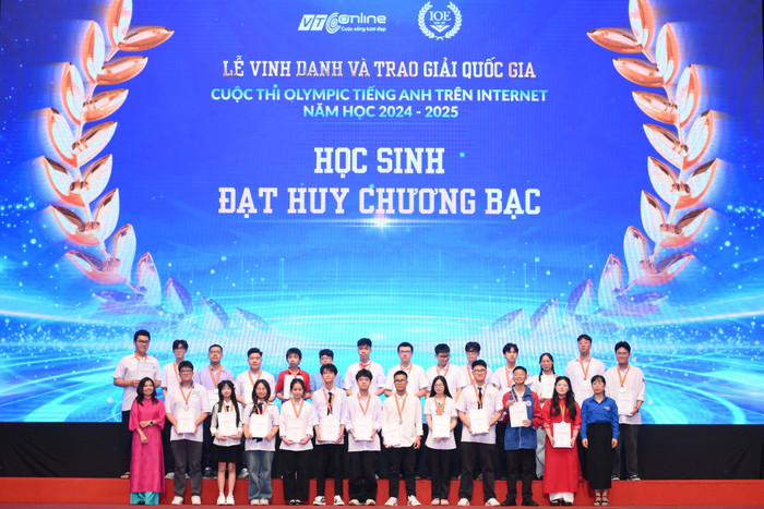 Các đại biểu trao giải cho các em học sinh đạt Huy chương Bạc. 5.jpg