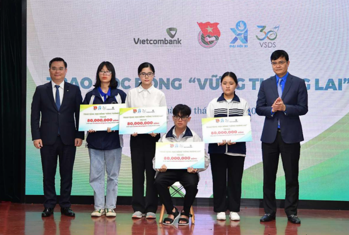 Giai đoạn 2020 - 2024, Vietcombank dành 2.311 tỷ đồng cho hoạt động an sinh xã hội, trọng tâm vào các lĩnh vực giáo dục, y tế, tài trợ cho người nghèo. bai-2-anh-2.png