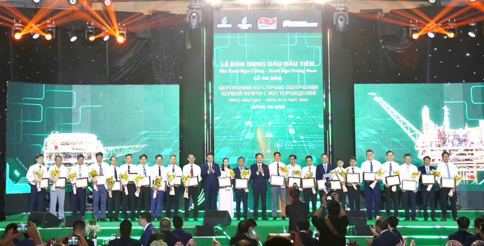 Tại buổi lễ, lãnh đạo Petrovietnam, Vietsovpetro và Zarubezhneft đã trao giấy khen cho 24 tập thể và 9 cá nhân có nhiều đóng góp trong quá trình triển khai dự án. anh-5-18.jpg