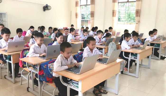 Hàng chục ngàn bộ máy tính mới được Quỹ Thiện Tâm trao tặng cho các em học sinh vùng sâu, vùng xa để ươm mầm tri thức và trao cơ hội tiếp cận công nghệ thông tin trong thời đại số. anh-4-7.jpg