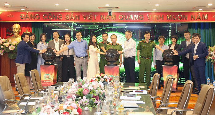 PVcomBank là một trong ba ngân hàng tiên phong triển khai thí điểm giải pháp cấp Chứng thư số và Ký số trực tuyến trên ứng dụng VNeID của Bộ Công an. anh-minh-hoa-01-7.jpg